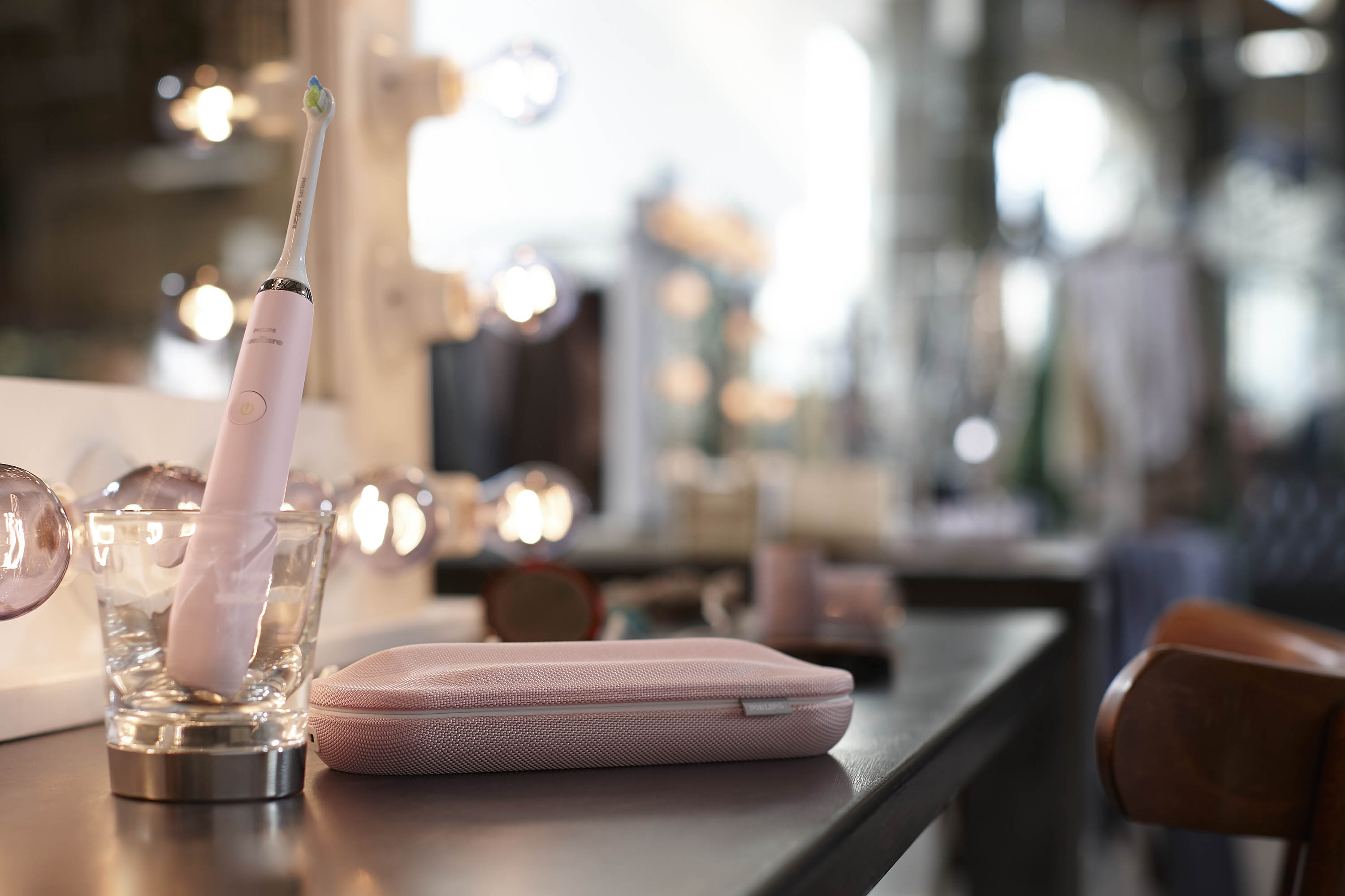 Sonický kartáček Philips Sonicare s nabíjecí sklenicí a cestovním pouzdrem